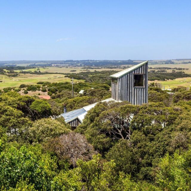 This St Andrews Beach house features one of architect John Baird's iconic towers rising above the Moonah bushland of the Mornington Peninsula. Such a delight to see this Fairweather Homes project from the 1990's looking striking and ready for sale.

Photo source: Kay&Burton real estate

#morningtonpeninsula #standrewsbeach #regionalvictoria #sustainable #modular #prefab #prefabricated #homes #offsite #panelised #architecture #panelisedarchitecture #prefabhomes #australianarchitecture #prefabarchitecture #timberprefab #fairweatherhomes #fairweather #passivedesign #sustainablearchitecture #newhomes #instahome #modularhomes #sustainablehomes #archilovers #prefabricated #homedesign #houses #assemblesystemsau #modusarchitects